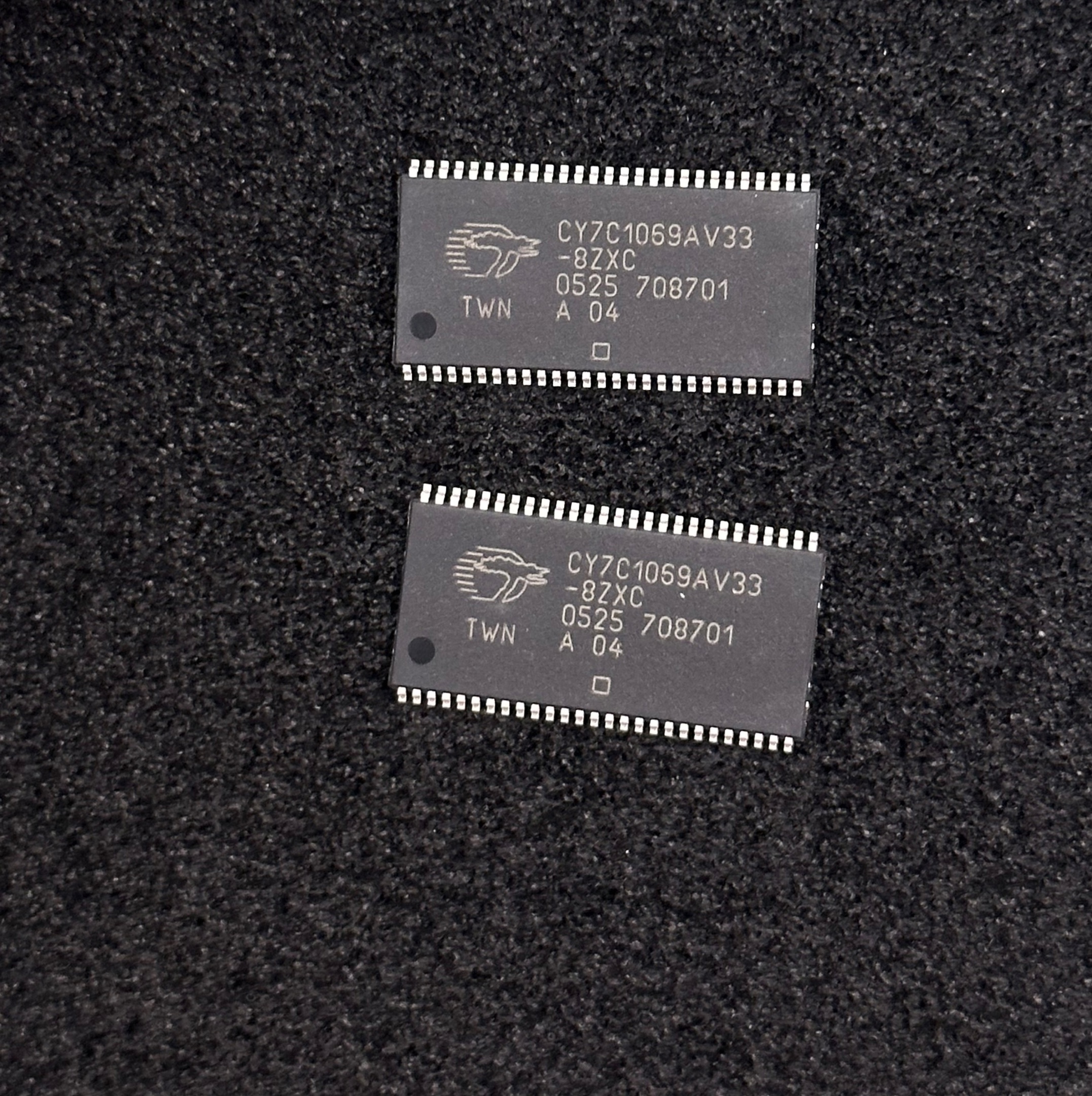 CY7C1069AV33-8ZXC, микросхема