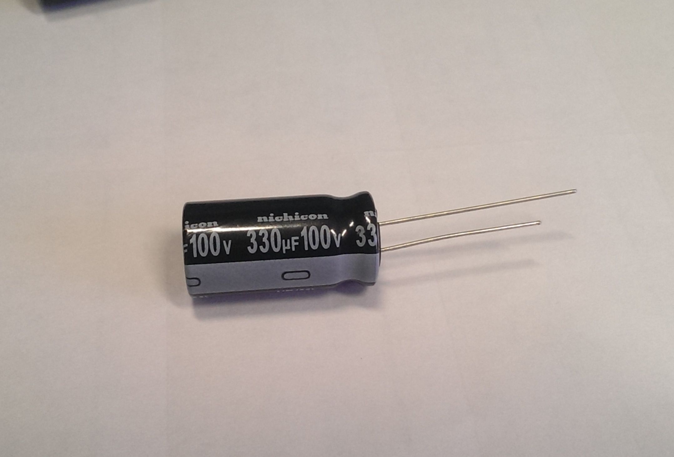 UVR2A331MHD, 330 мкф. 100 в. конденсатор электролитический